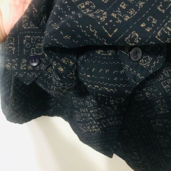 Jones New York black top  tribe  print 100% Silk button down shirt size 10 - Picture 4 of 8